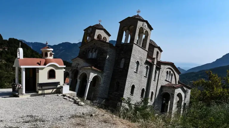Pisa Kulesi’ni Gölgede Bırakan Eğik Kilise: Ziyaretçilerin Başı Dönüyor